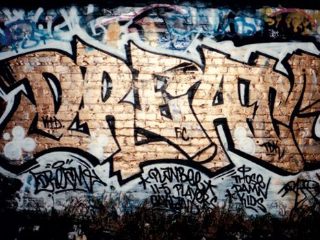 Photo of a wall with graffiti that says: Dream
